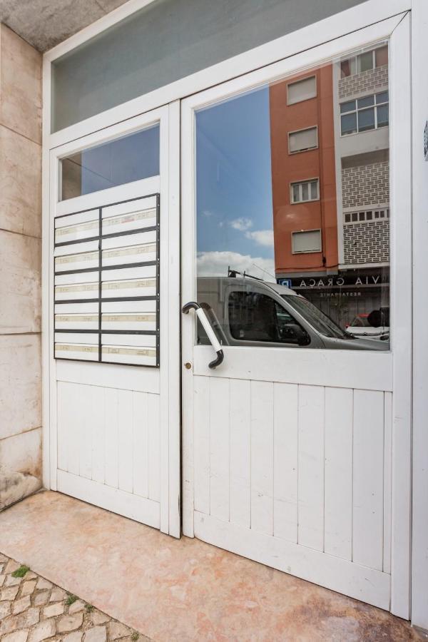 Stroll To Coffee Shops Near A Renovated Hillside Apartment In Graca Lisboa 外观 照片