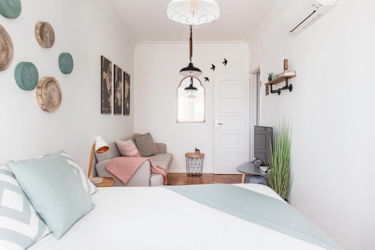 Stroll To Coffee Shops Near A Renovated Hillside Apartment In Graca Lisboa 外观 照片