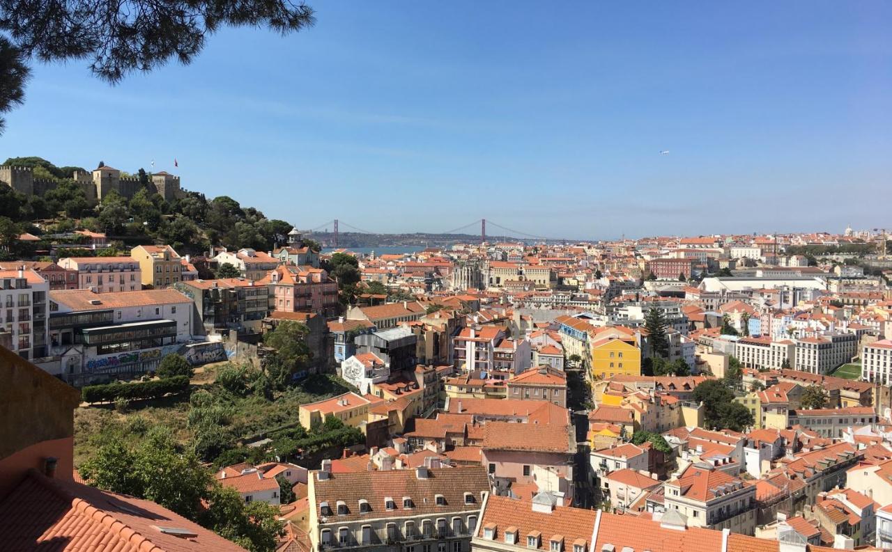 Stroll To Coffee Shops Near A Renovated Hillside Apartment In Graca Lisboa 外观 照片