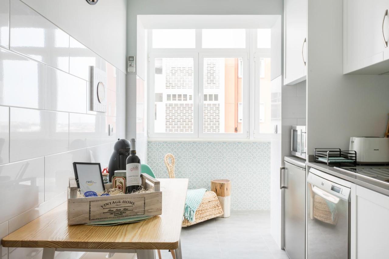 Stroll To Coffee Shops Near A Renovated Hillside Apartment In Graca Lisboa 外观 照片