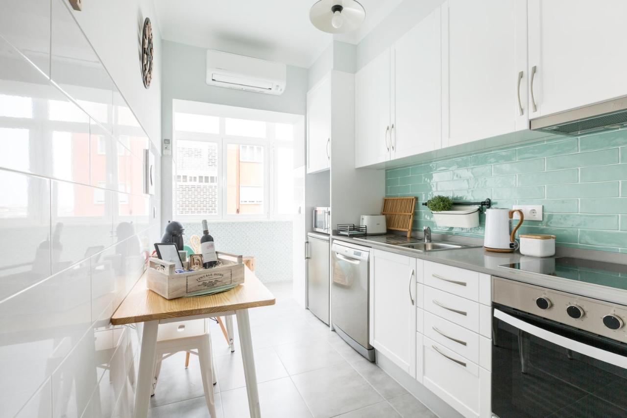 Stroll To Coffee Shops Near A Renovated Hillside Apartment In Graca Lisboa 外观 照片