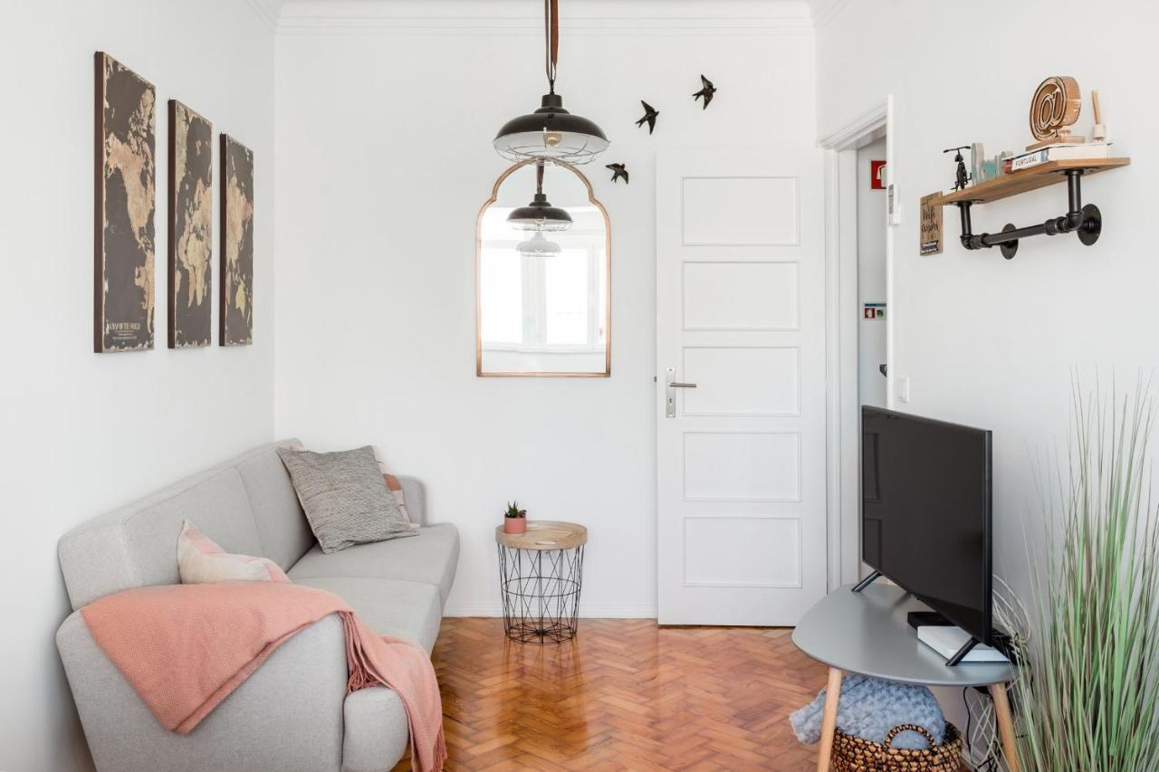 Stroll To Coffee Shops Near A Renovated Hillside Apartment In Graca Lisboa 外观 照片