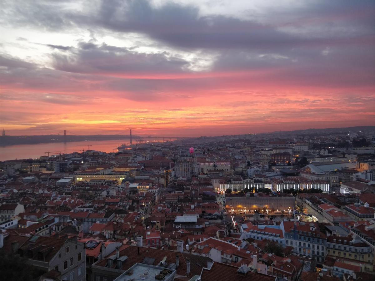 Stroll To Coffee Shops Near A Renovated Hillside Apartment In Graca Lisboa 外观 照片
