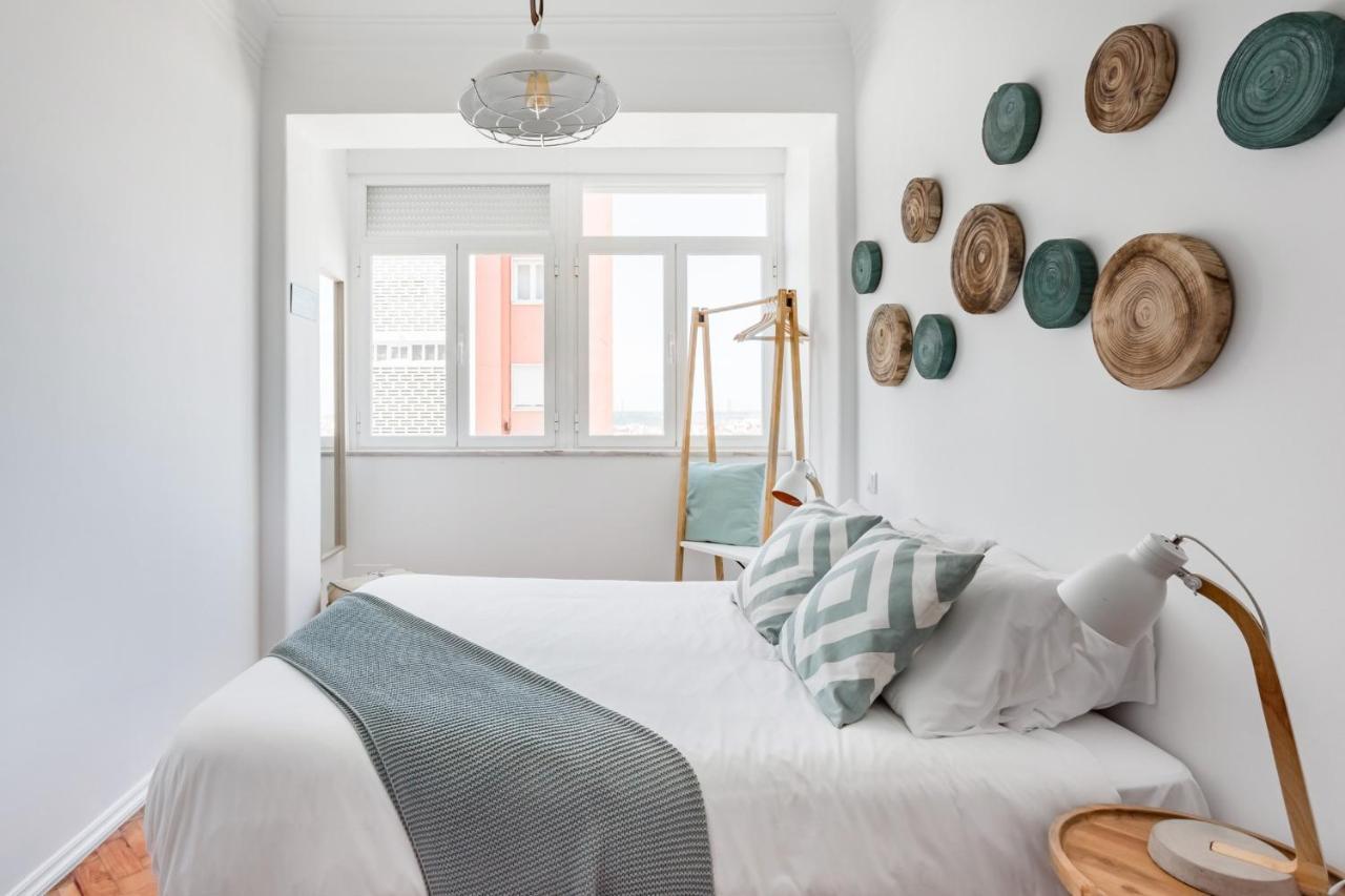 Stroll To Coffee Shops Near A Renovated Hillside Apartment In Graca Lisboa 外观 照片