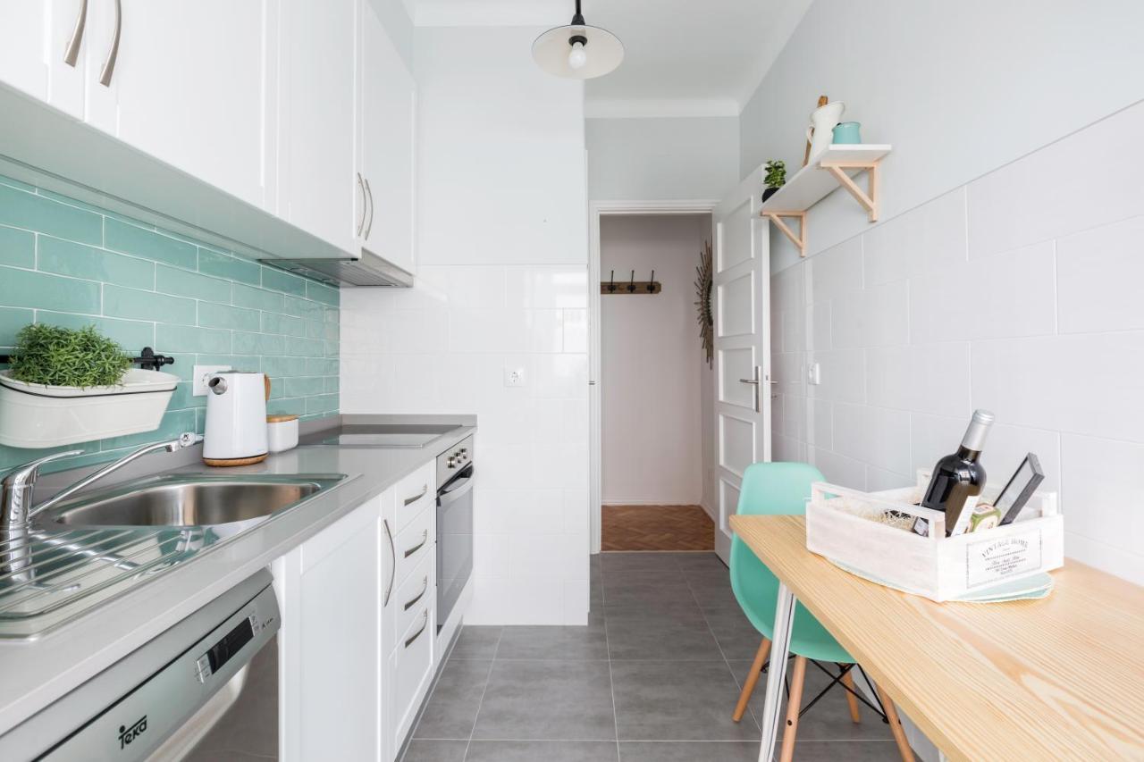 Stroll To Coffee Shops Near A Renovated Hillside Apartment In Graca Lisboa 外观 照片