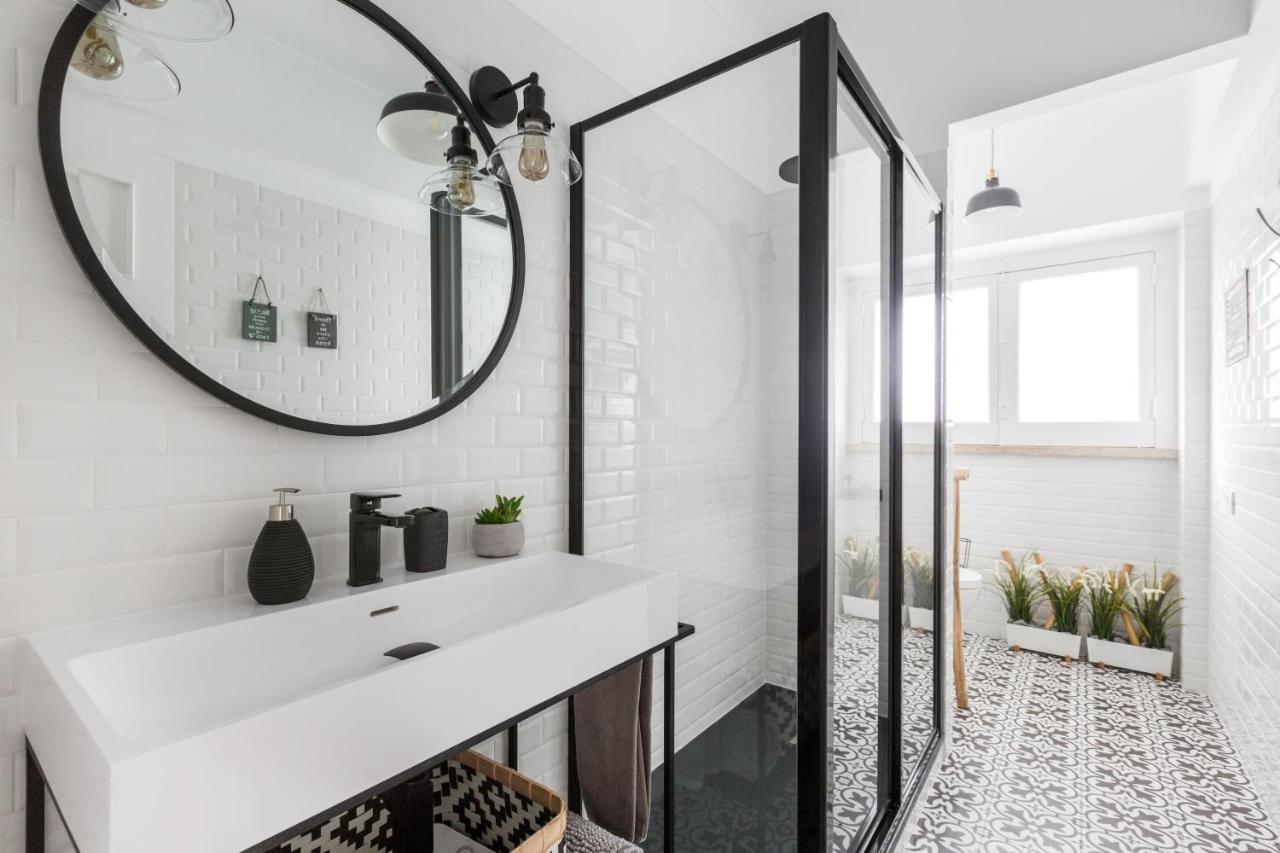 Stroll To Coffee Shops Near A Renovated Hillside Apartment In Graca Lisboa 外观 照片