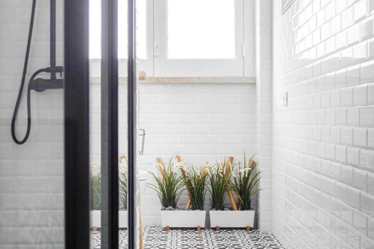 Stroll To Coffee Shops Near A Renovated Hillside Apartment In Graca Lisboa 外观 照片