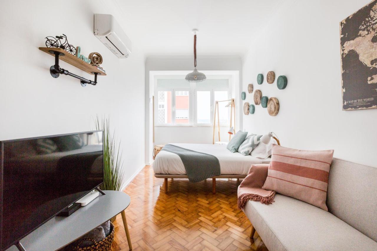 Stroll To Coffee Shops Near A Renovated Hillside Apartment In Graca Lisboa 外观 照片