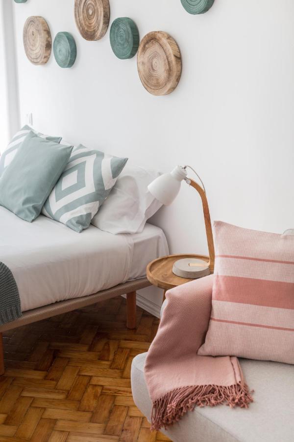 Stroll To Coffee Shops Near A Renovated Hillside Apartment In Graca Lisboa 外观 照片