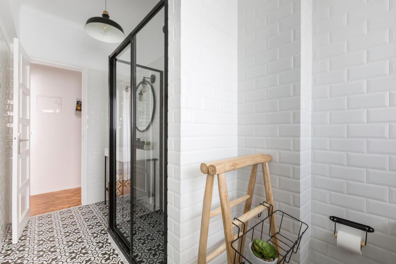 Stroll To Coffee Shops Near A Renovated Hillside Apartment In Graca Lisboa 外观 照片